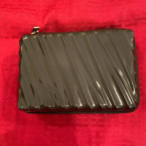 NEW Delta One TUMI Hard Case Amenity Kit In Black - Picture 7 of 8